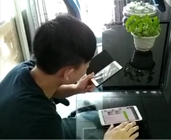 科頤辦公工程師在用視頻教客戶處理問題，客戶在師傅的指導下自己動手查檢配件