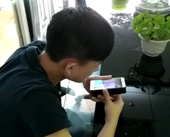 科頤辦公工程師在用視頻教客戶處理問題，客戶在師傅的指導下測試處理完的效果